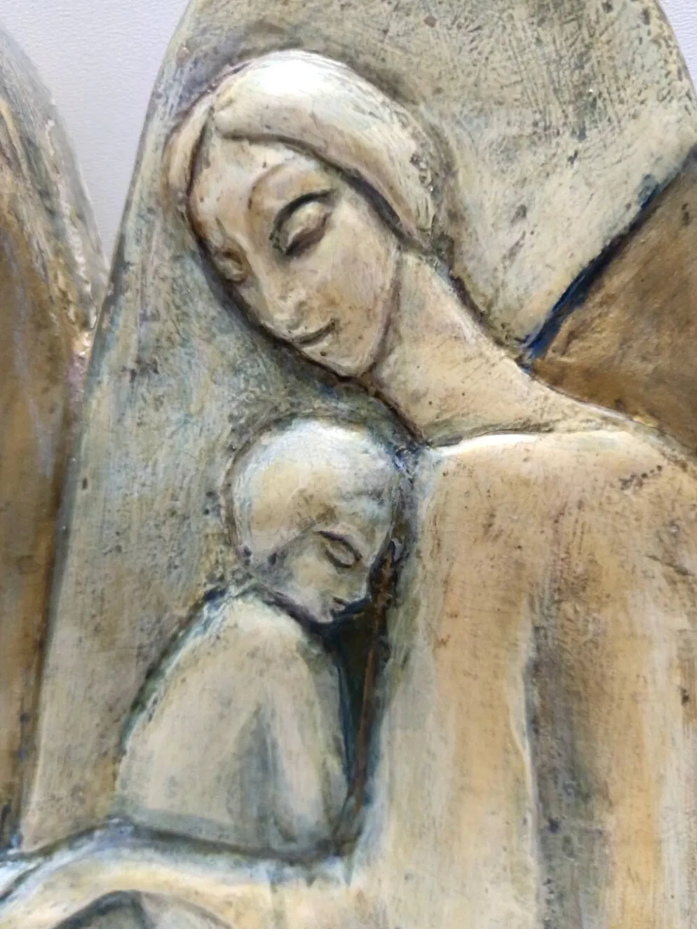 Panneau en hêtre peint et sculpté à la main représentant la Sainte Famille, Italie