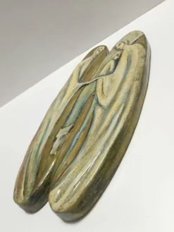 Panneau en hêtre peint et sculpté à la main représentant la Sainte Famille, Italie
