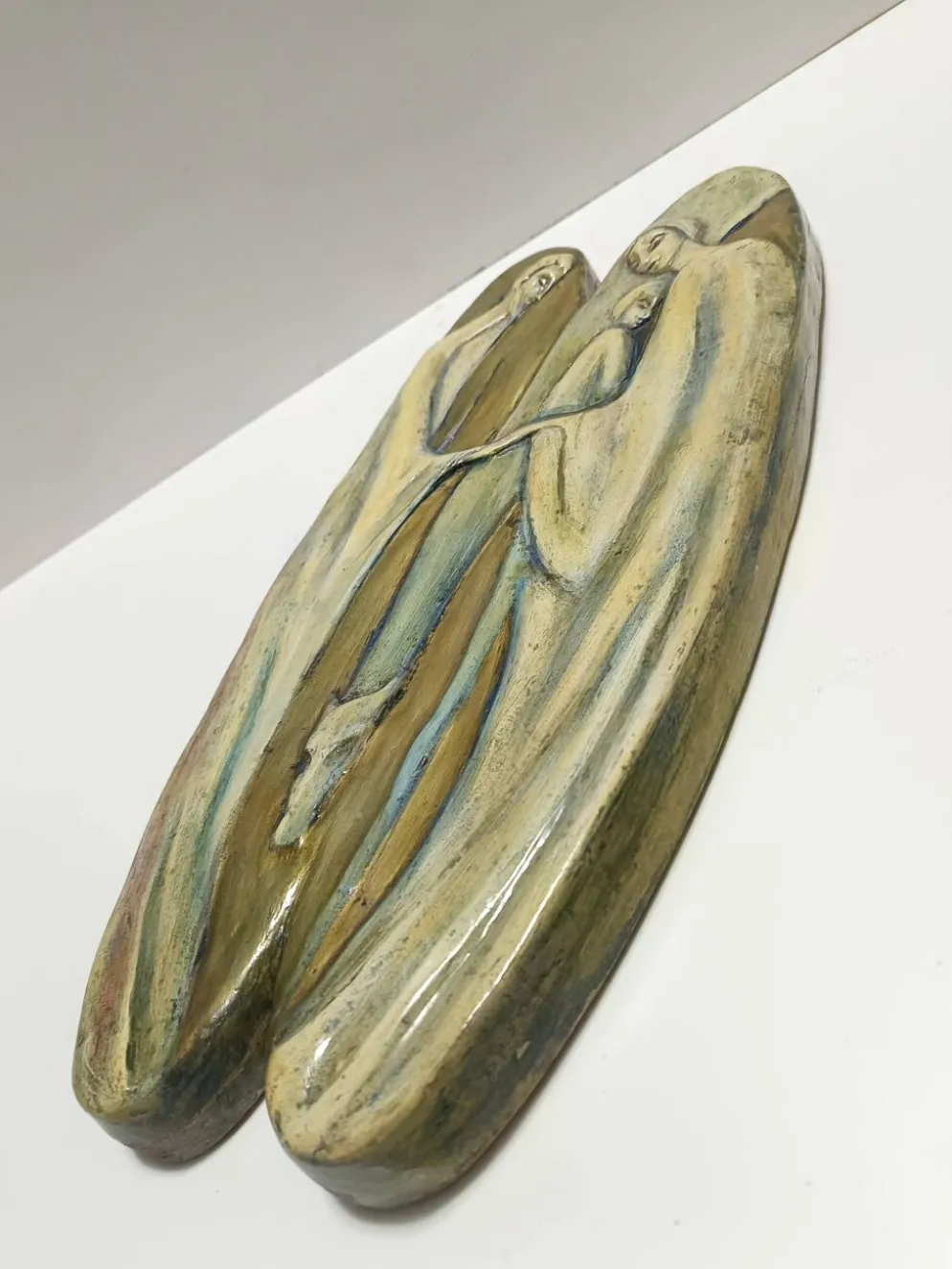 Panneau en hêtre peint et sculpté à la main représentant la Sainte Famille, Italie