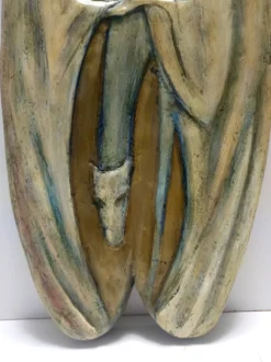 Panneau en hêtre peint et sculpté à la main représentant la Sainte Famille, Italie