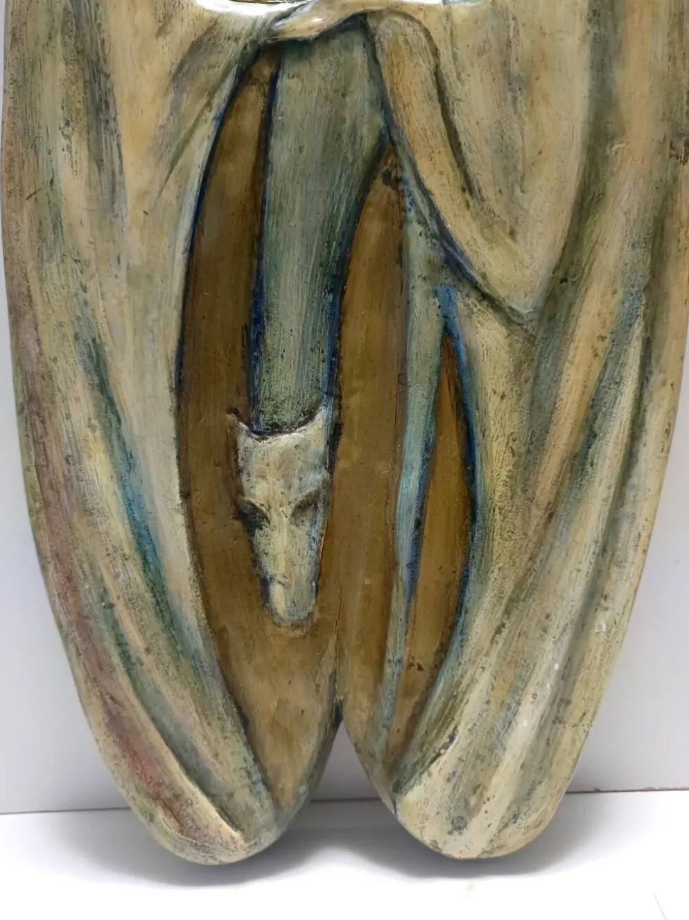 Panneau en hêtre peint et sculpté à la main représentant la Sainte Famille, Italie