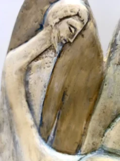Panneau en hêtre peint et sculpté à la main représentant la Sainte Famille, Italie