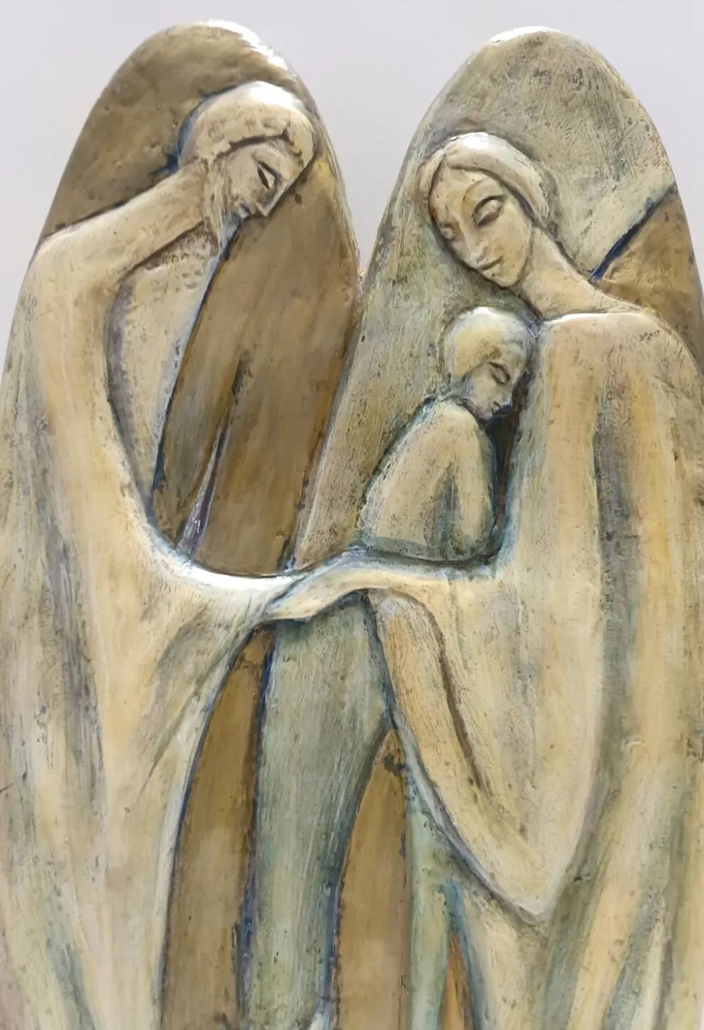 Panneau en hêtre peint et sculpté à la main représentant la Sainte Famille, Italie