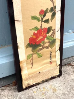 Panneau en soie brodé chinois encadré avec un oiseau et des fleurs.