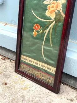Panneau en soie brodé chinois encadré avec un oiseau et des fleurs.