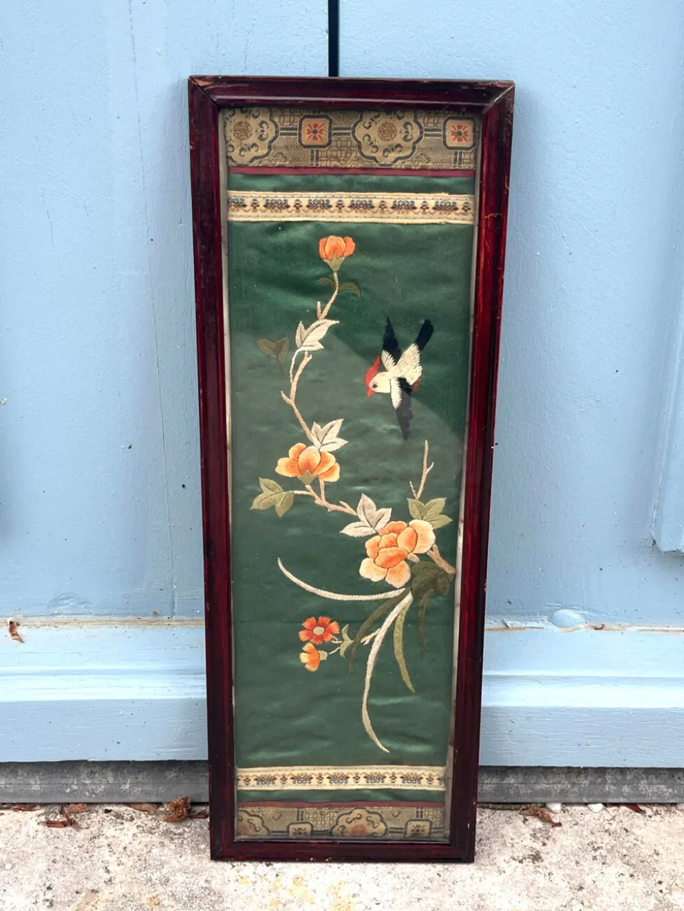 Panneau en soie brodé chinois encadré avec un oiseau et des fleurs.