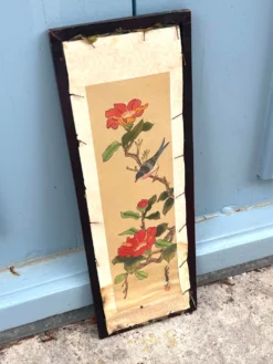 Panneau en soie brodé chinois encadré avec un oiseau et des fleurs.