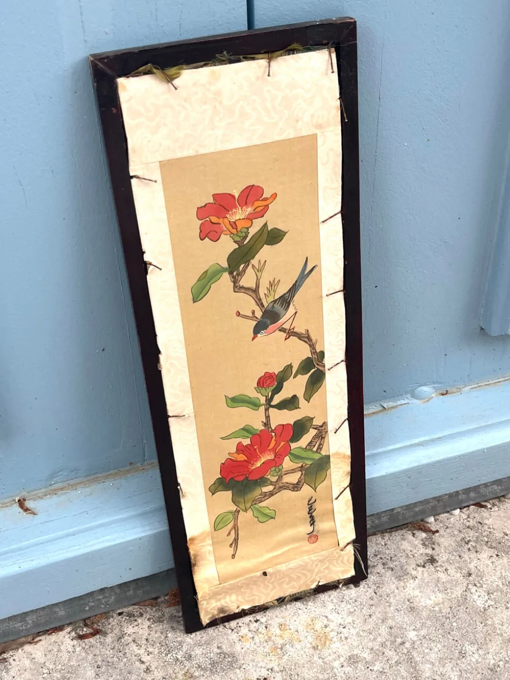 Panneau en soie brodé chinois encadré avec un oiseau et des fleurs.