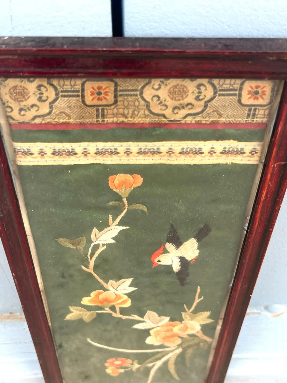 Panneau en soie brodé chinois encadré avec un oiseau et des fleurs.