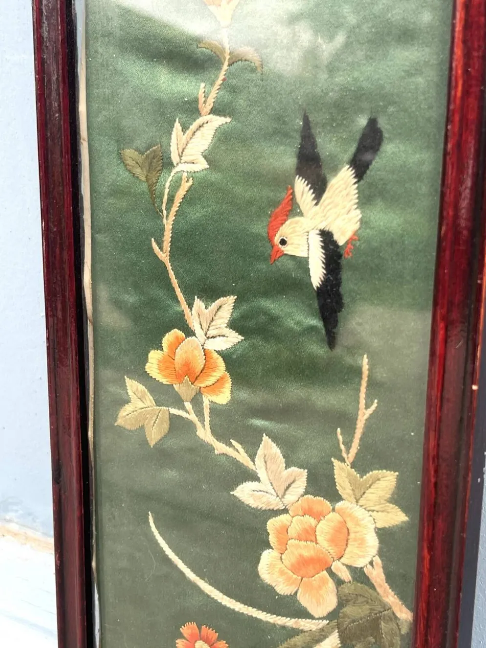Panneau en soie brodé chinois encadré avec un oiseau et des fleurs.