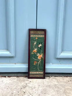 Panneau en soie brodé chinois encadré avec un oiseau et des fleurs.