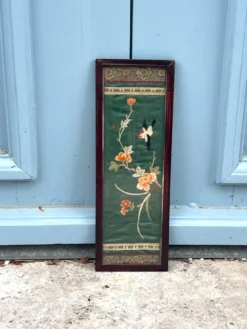 Panneau en soie brodé chinois encadré avec un oiseau et des fleurs.