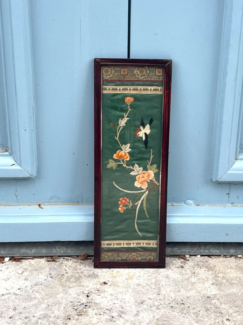 Panneau en soie brodé chinois encadré avec un oiseau et des fleurs.