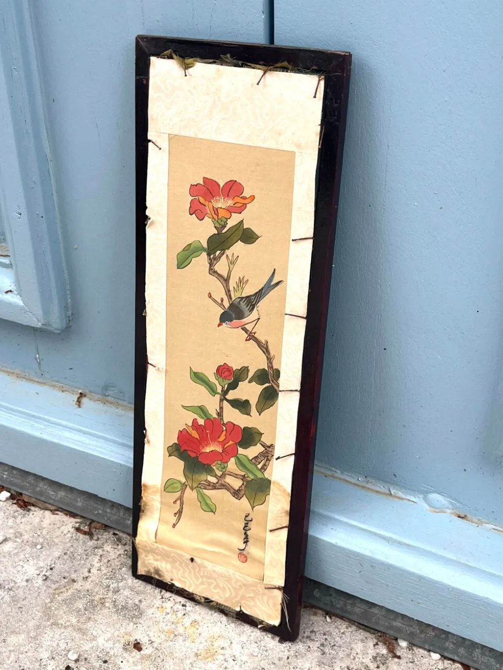 Panneau en soie brodé chinois encadré avec un oiseau et des fleurs.