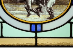 Panneau en verre teinté Art Déco représentant une scène de football précoce, Belgique vers 19