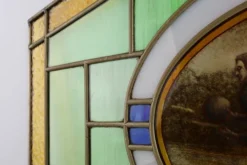 Panneau en verre teinté Art Déco représentant une scène de football précoce, Belgique vers 19