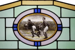 Panneau en verre teinté Art Déco représentant une scène de football précoce, Belgique vers 19