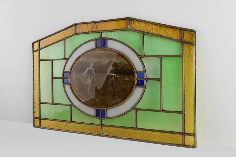 Panneau en verre teinté Art Déco représentant des coureurs en mouvement, Belgique vers 1910