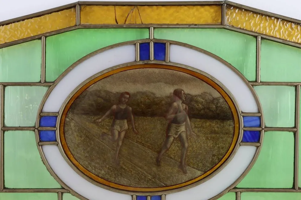 Panneau en verre teinté Art Déco représentant des coureurs en mouvement, Belgique vers 1910