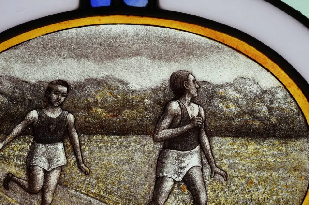 Panneau en verre teinté Art Déco représentant des coureurs en mouvement, Belgique vers 1910