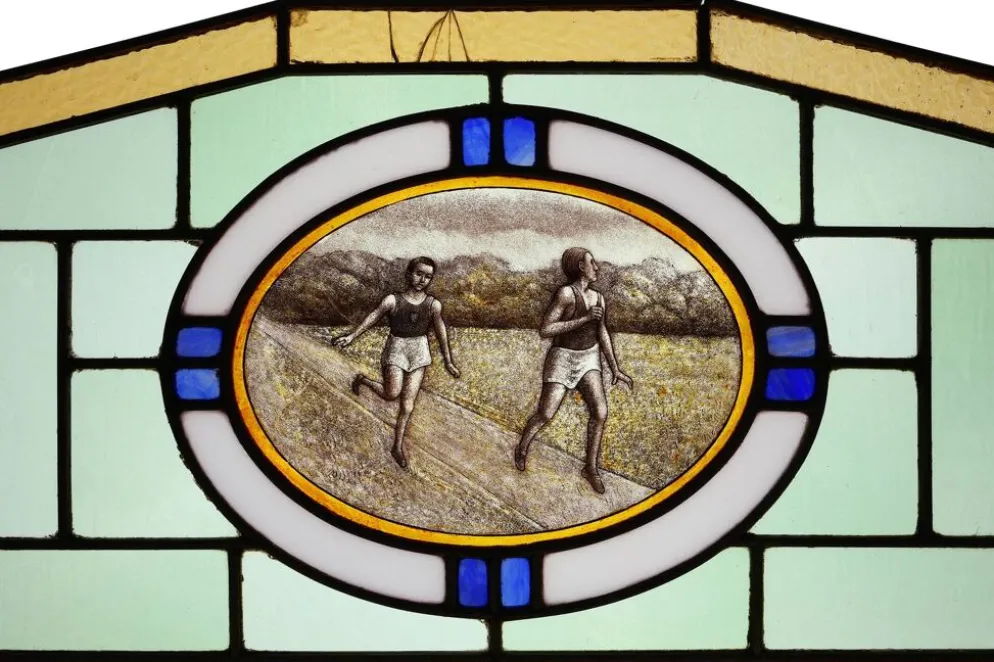 Panneau en verre teinté Art Déco représentant des coureurs en mouvement, Belgique vers 1910