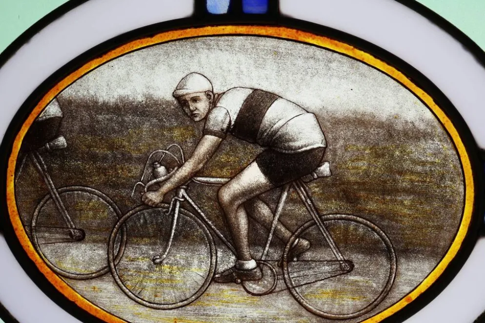 Panneau en verre teinté Art Déco représentant des cyclistes en mouvement, Belgique vers 1910