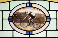 Panneau en verre teinté Art Déco représentant des cyclistes en mouvement, Belgique vers 1910
