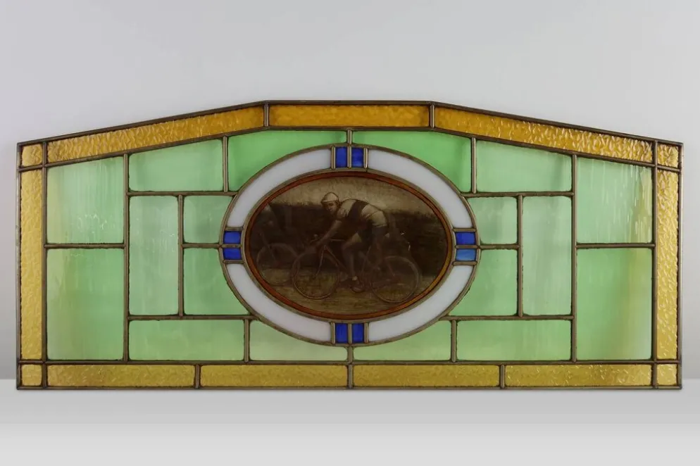 Panneau en verre teinté Art Déco représentant des cyclistes en mouvement, Belgique vers 1910
