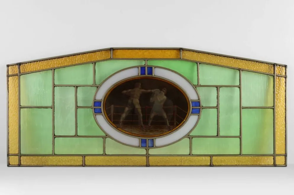Panneau en verre teinté Art Déco représentant un match de boxe, Belgique vers 1910