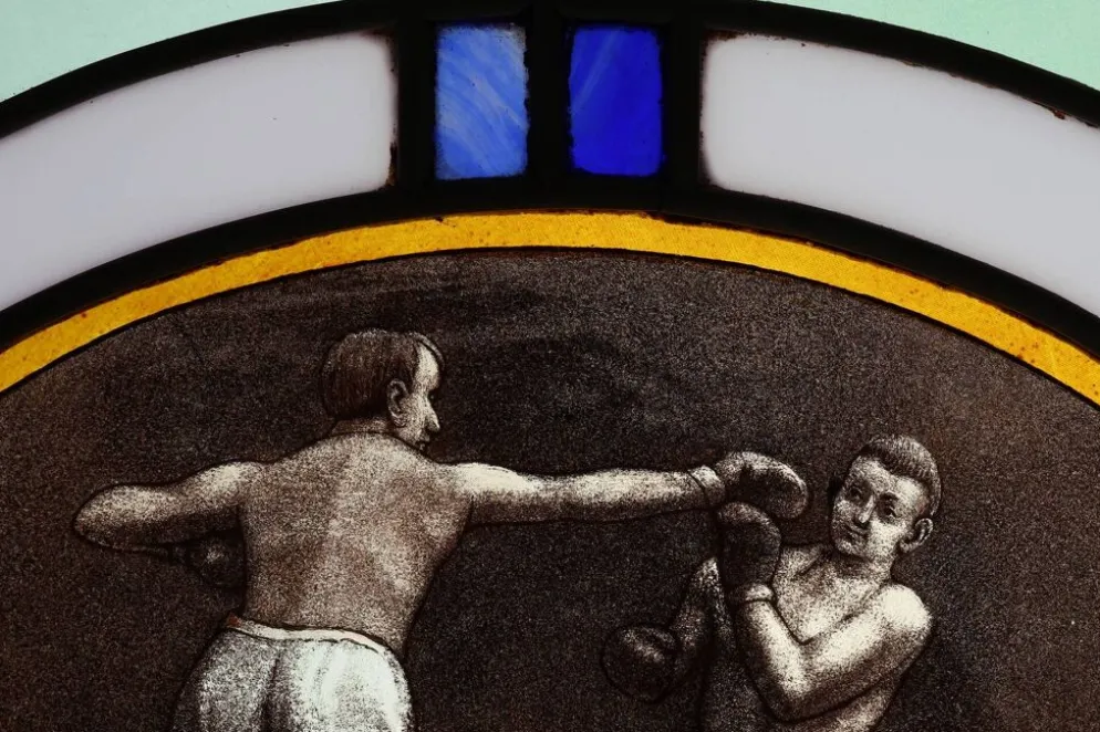 Panneau en verre teinté Art Déco représentant un match de boxe, Belgique vers 1910