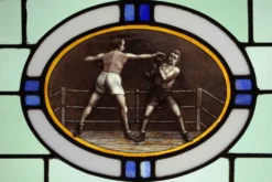 Panneau en verre teinté Art Déco représentant un match de boxe, Belgique vers 1910