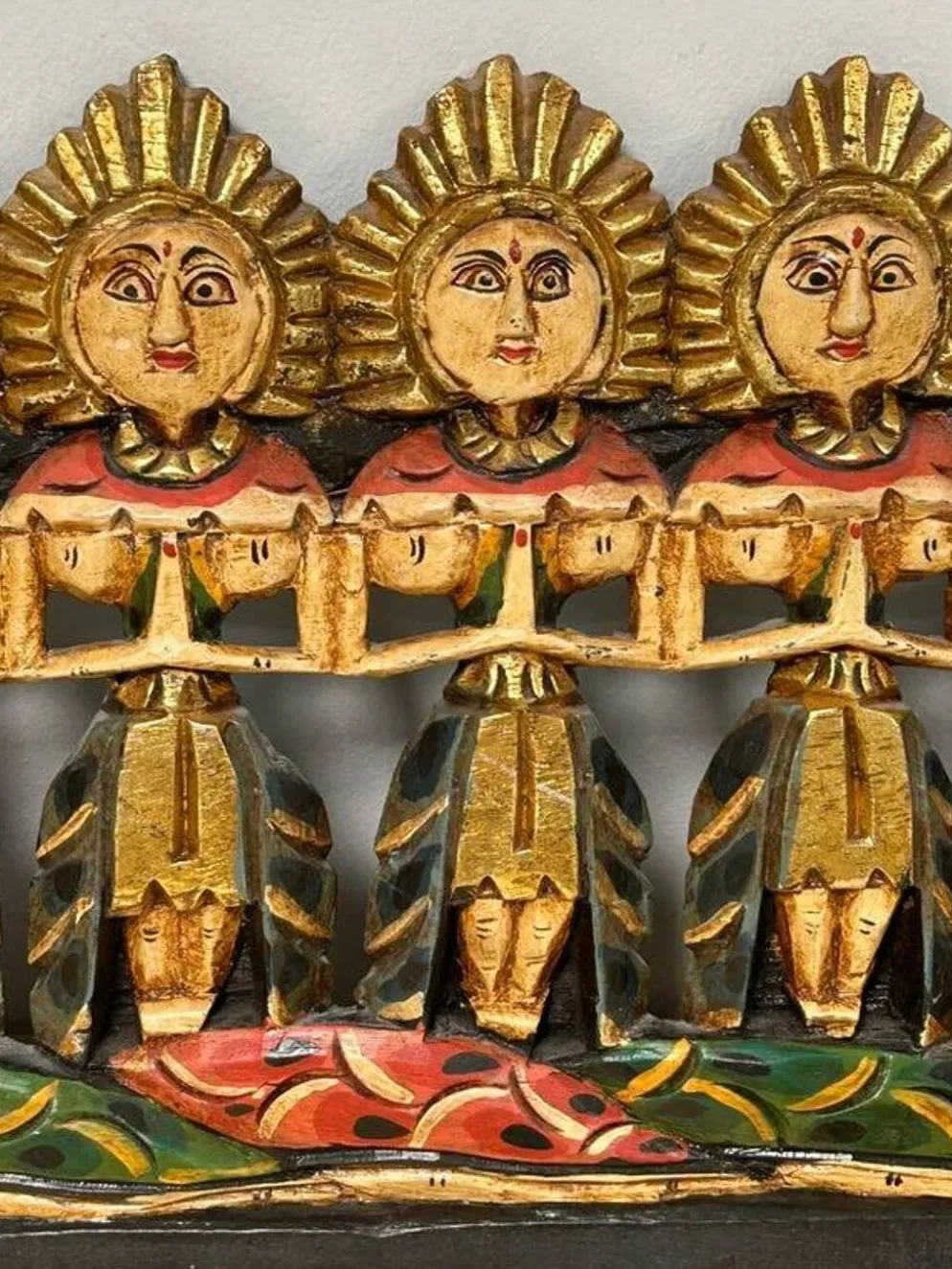 Panneau mural balinais bois sculpté doré polychrome dragon procession