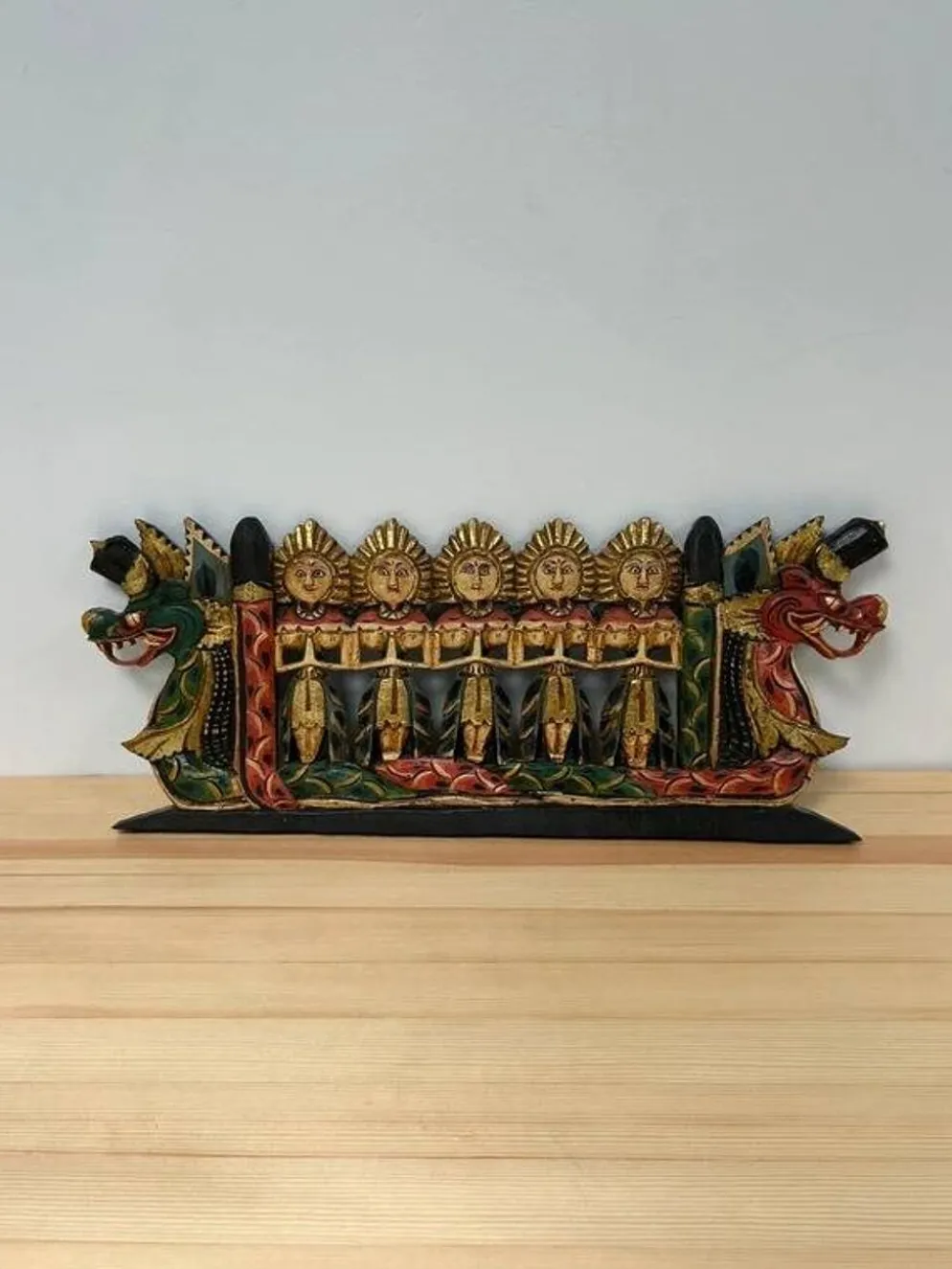Panneau mural balinais bois sculpté doré polychrome dragon procession