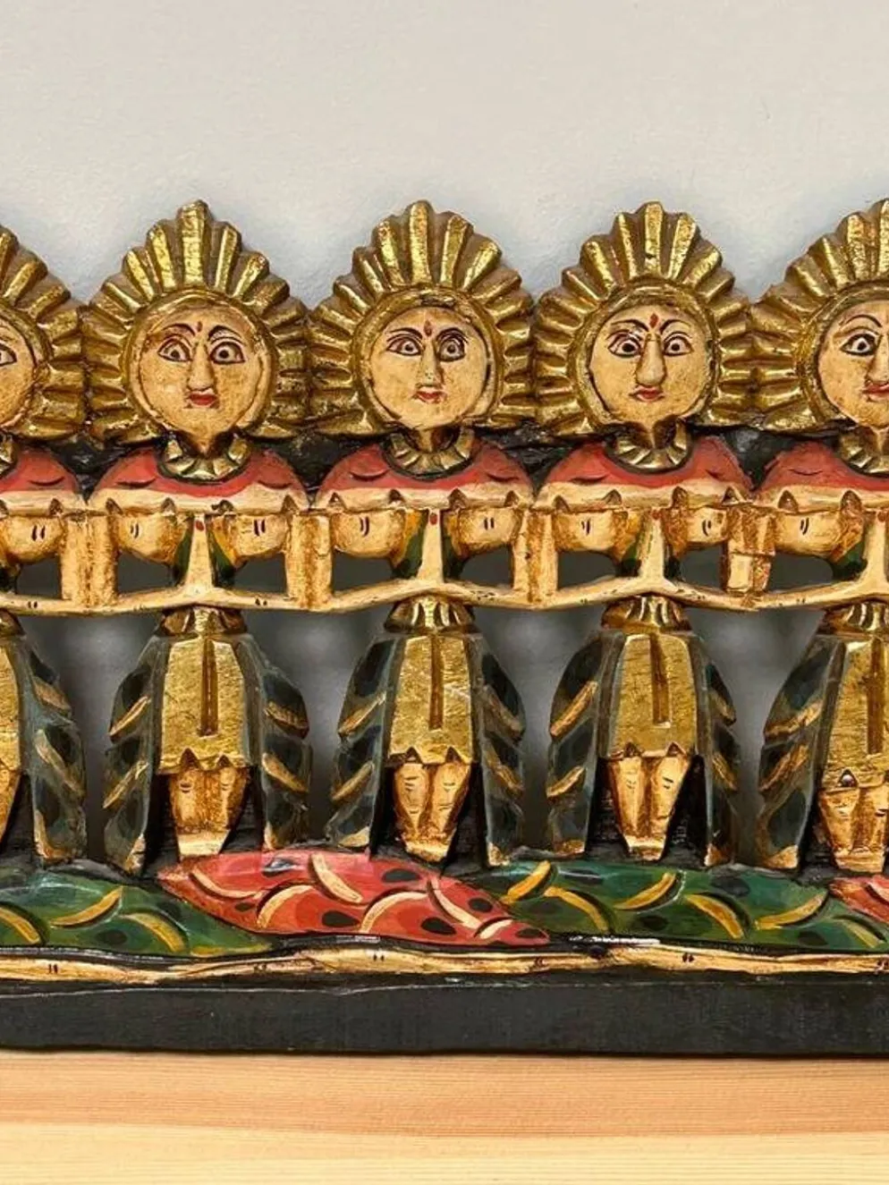 Panneau mural balinais bois sculpté doré polychrome dragon procession