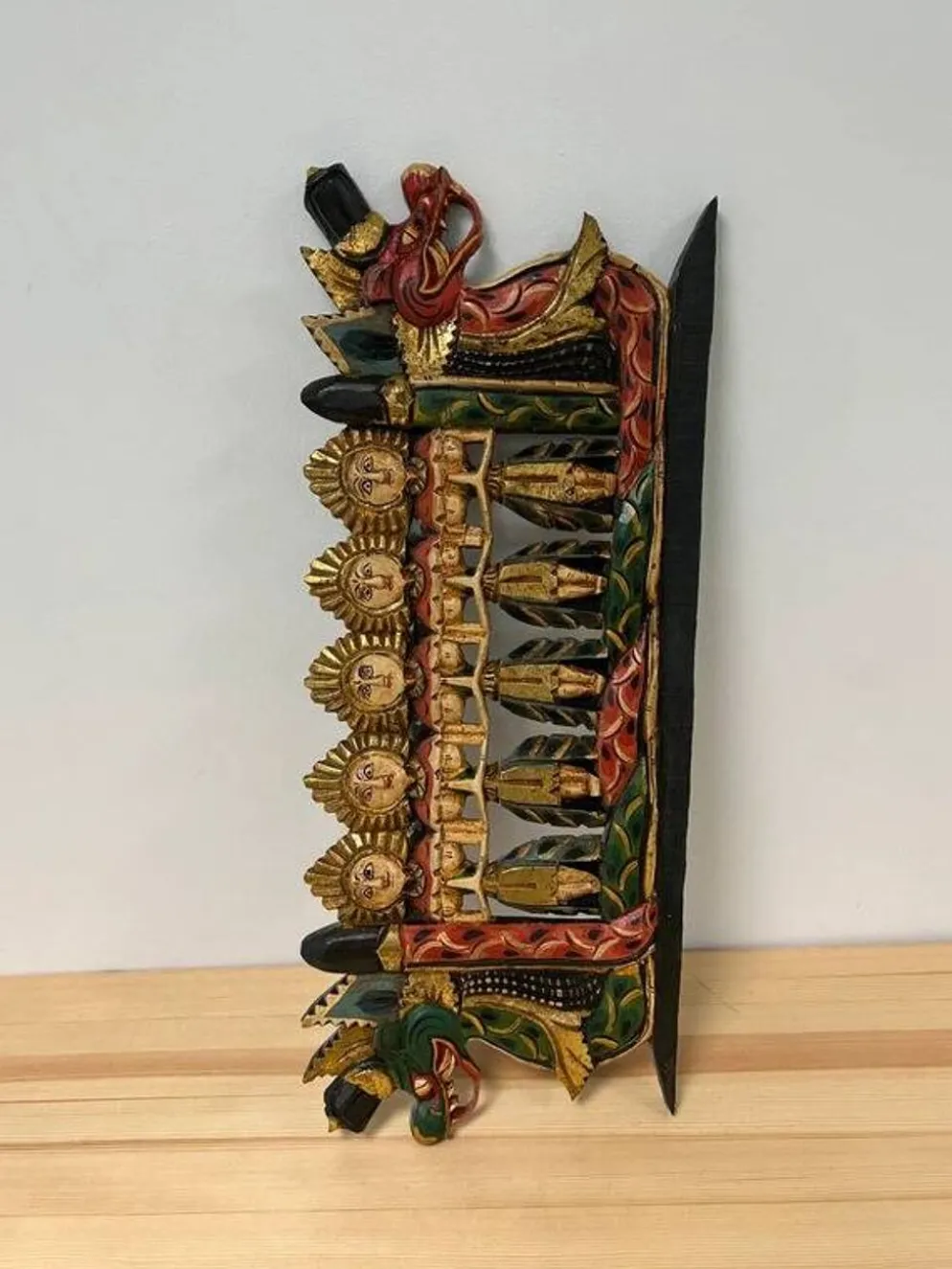 Panneau mural balinais bois sculpté doré polychrome dragon procession