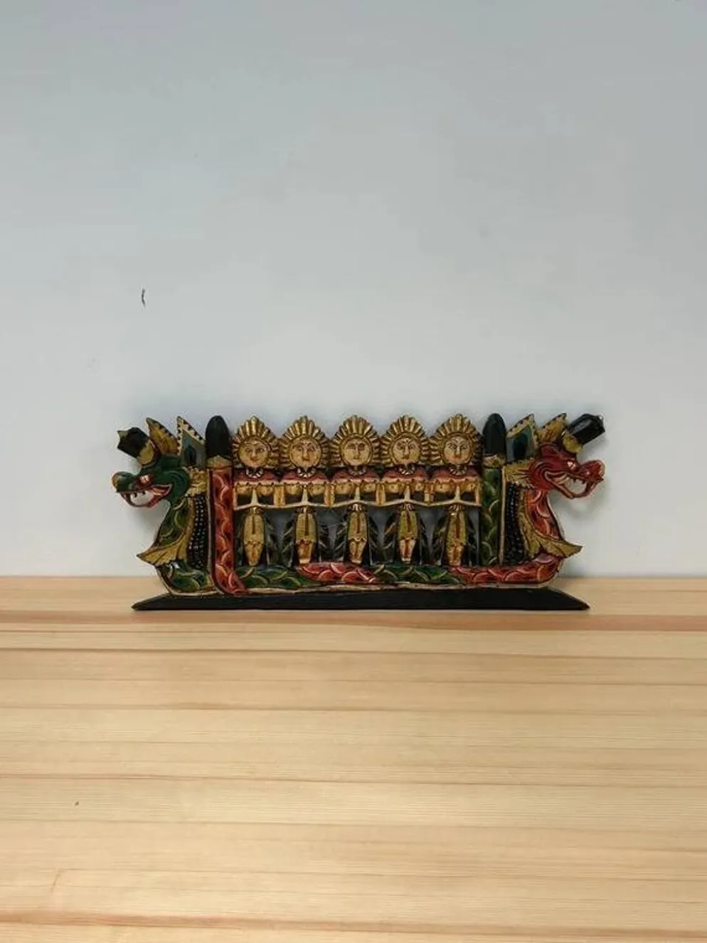 Panneau mural balinais bois sculpté doré polychrome dragon procession
