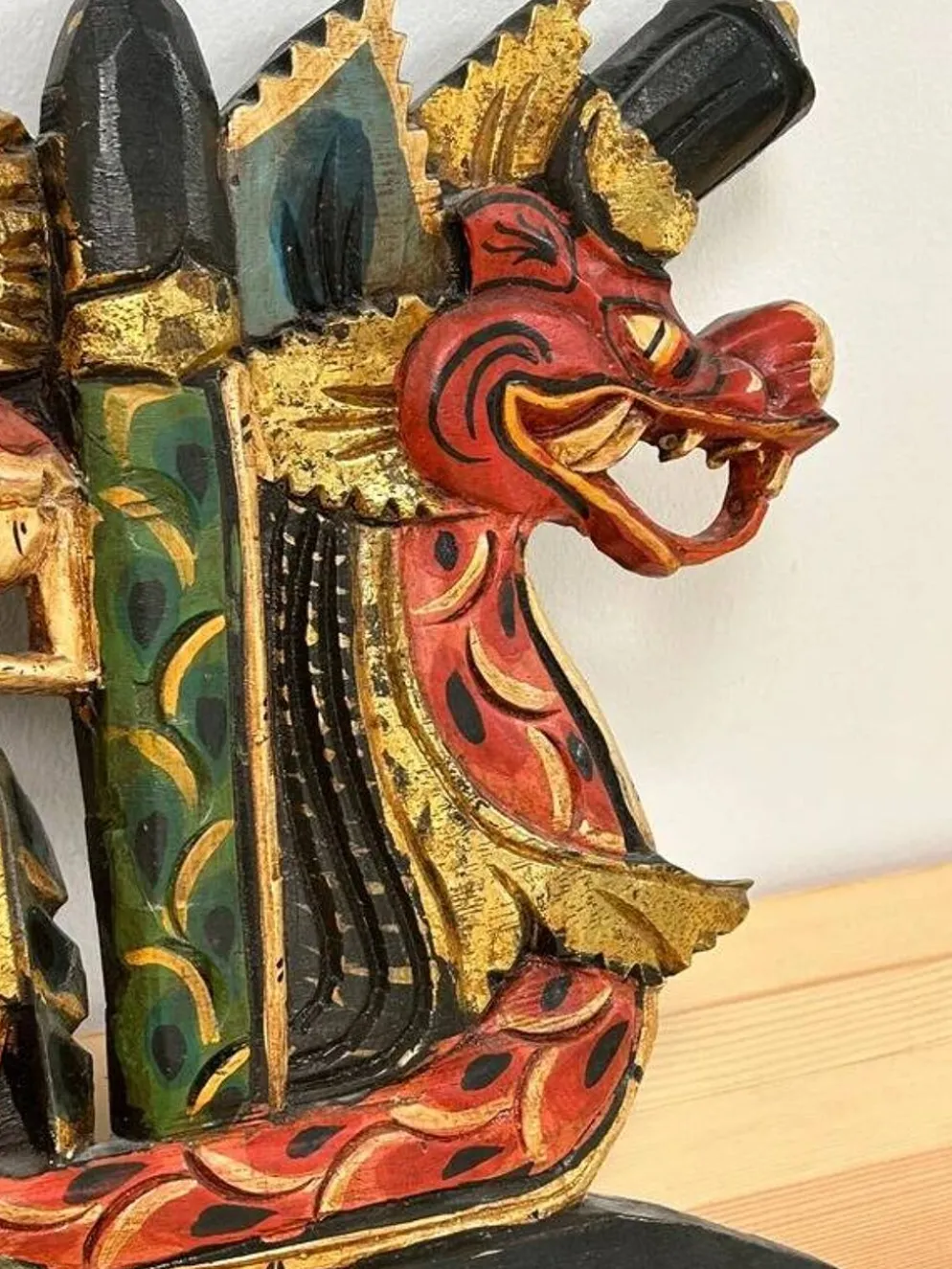 Panneau mural balinais bois sculpté doré polychrome dragon procession