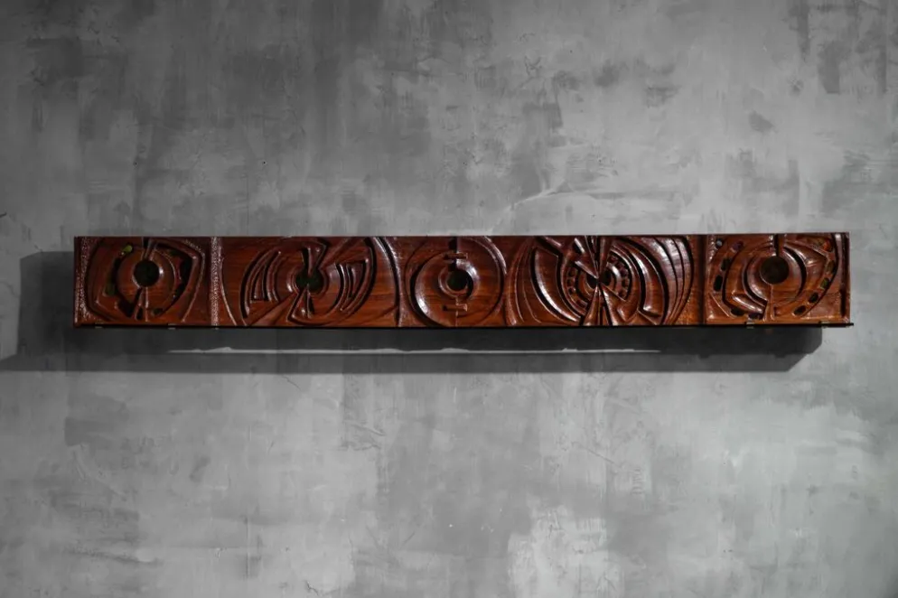 Panneau mural en bois sculpté par Gianni Pinna, Italie, années 1970