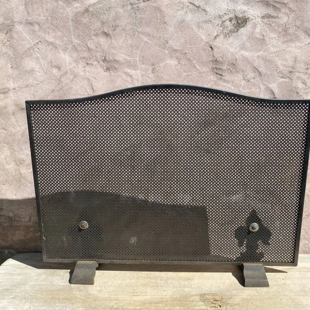 Pare feu de cheminée grille en métal et fleurs de Lys en fonte