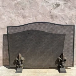 Pare feu de cheminée grille en métal et fleurs de Lys en fonte
