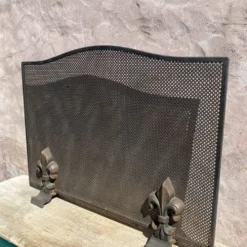 Pare feu de cheminée grille en métal et fleurs de Lys en fonte