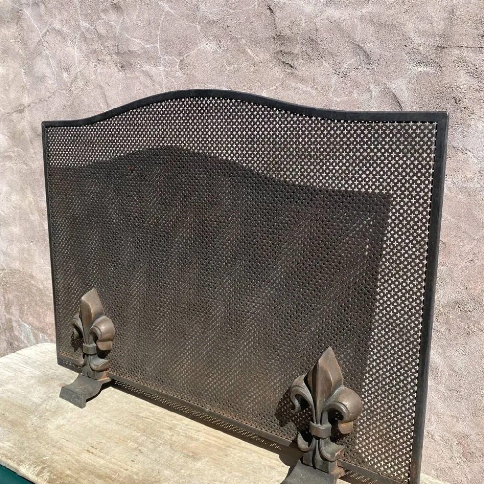 Pare feu de cheminée grille en métal et fleurs de Lys en fonte