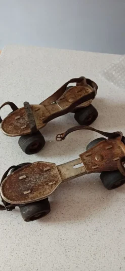 Patins à roulettes en fer vintage
