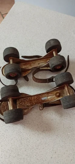 Patins à roulettes en fer vintage