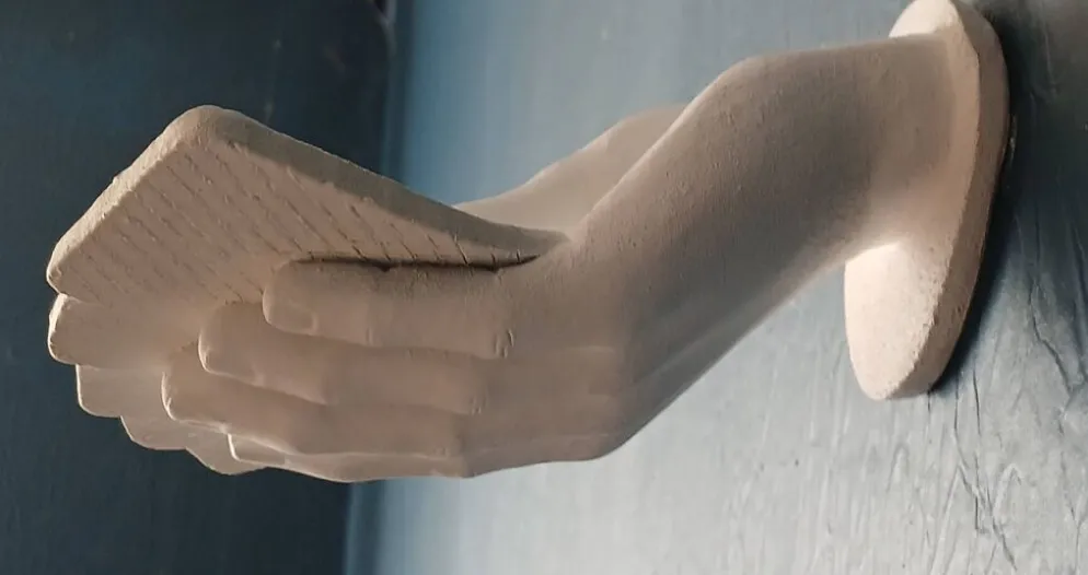 Patère murale "poker hands" en résine peinte, vers 1970