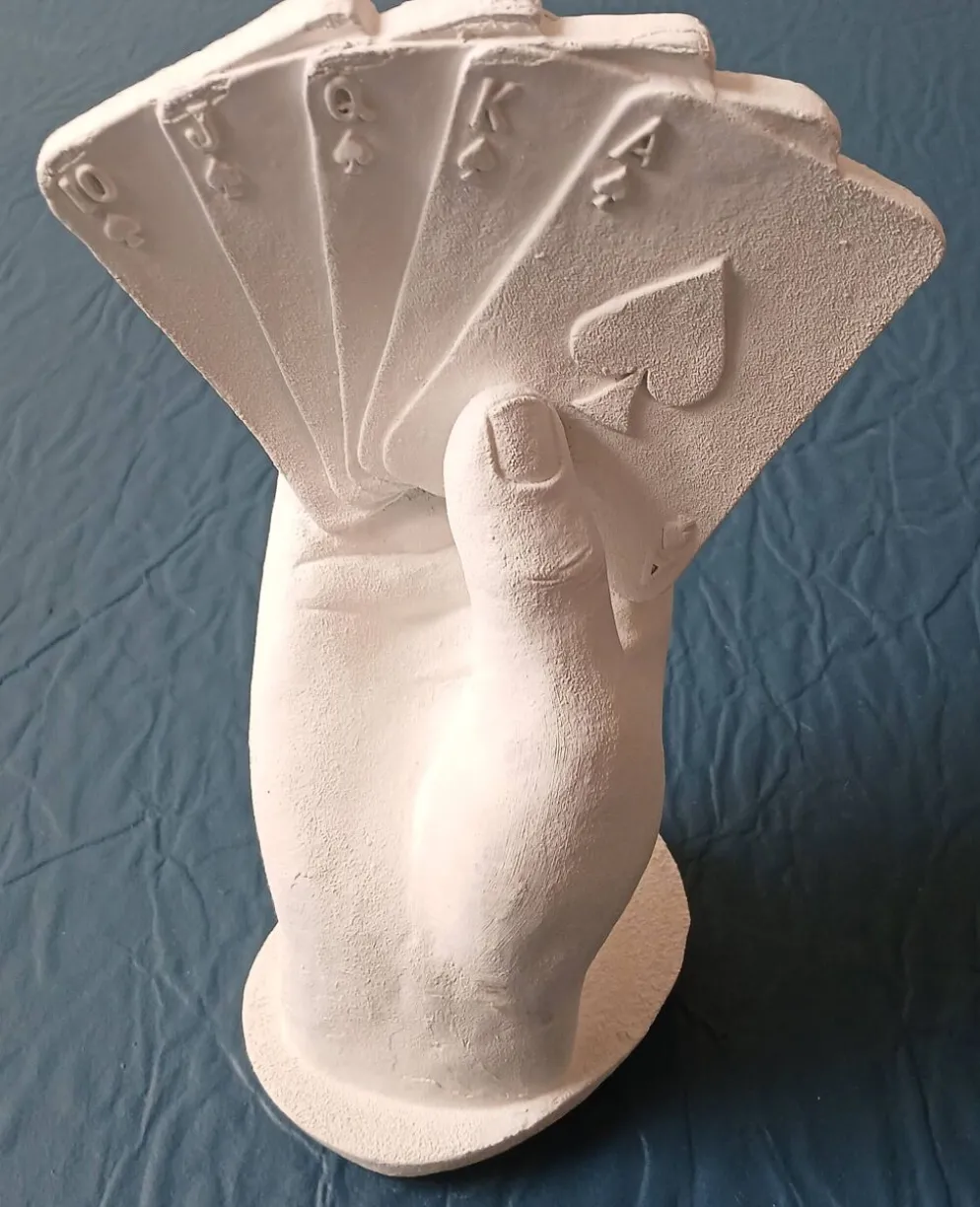 Patère murale "poker hands" en résine peinte, vers 1970