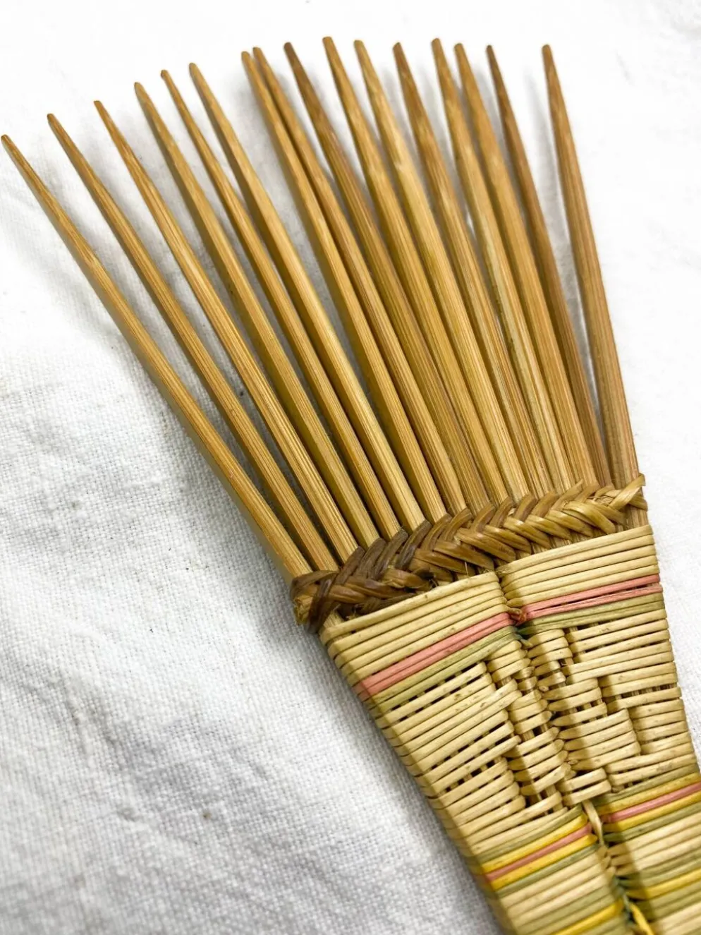 Peigne traditionnel Luba / Congo en bois et osier tressé