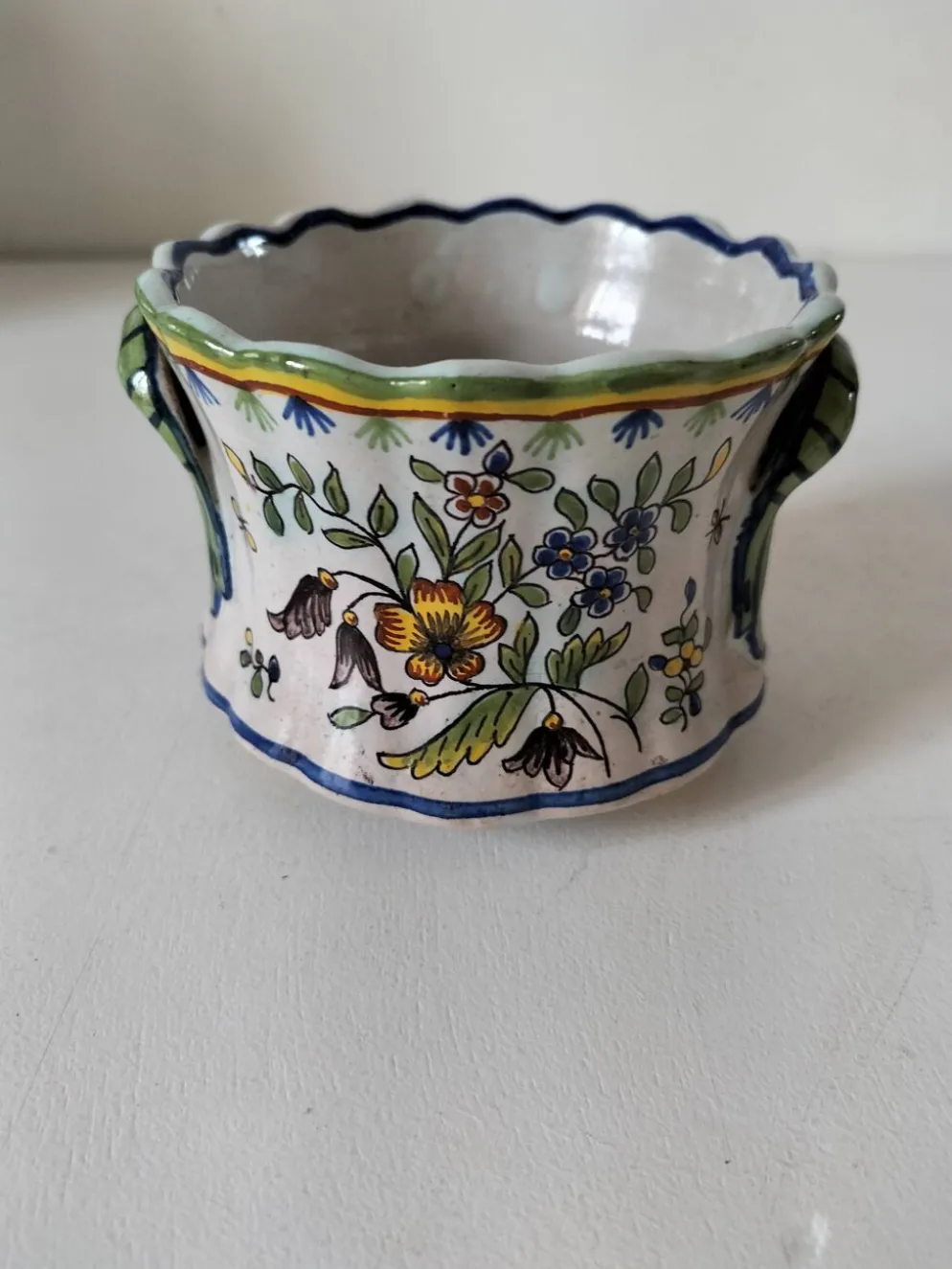 Petit cache-pot en faïence polychrome – Fourmaintraux-Courquin Desvres