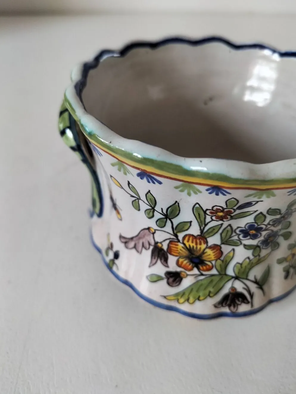 Petit cache-pot en faïence polychrome – Fourmaintraux-Courquin Desvres