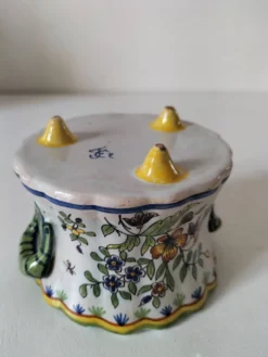 Petit cache-pot en faïence polychrome – Fourmaintraux-Courquin Desvres